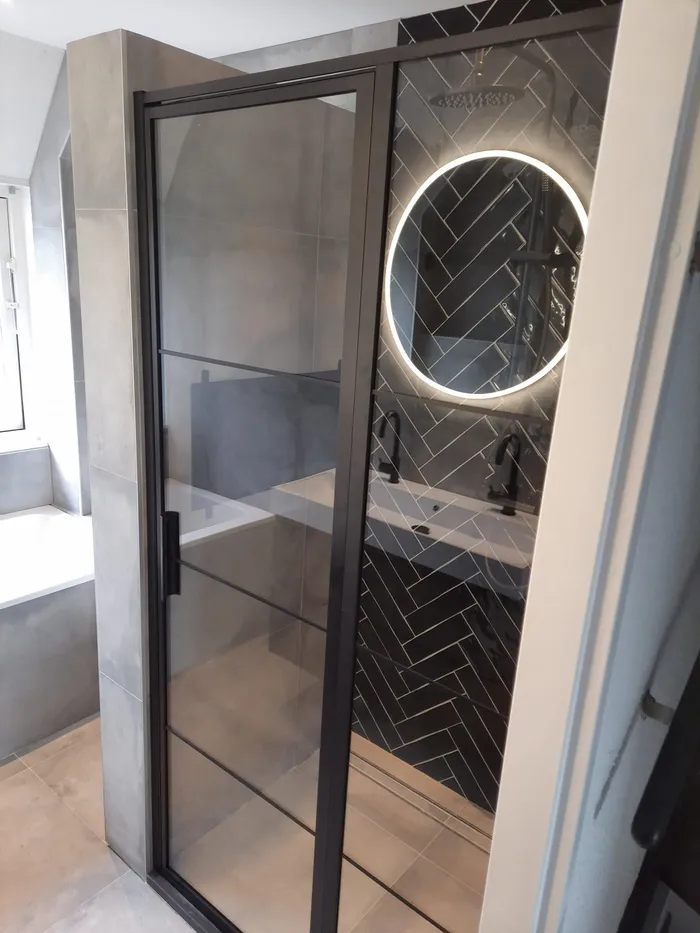 Douche met stalen deur en visgraattegels